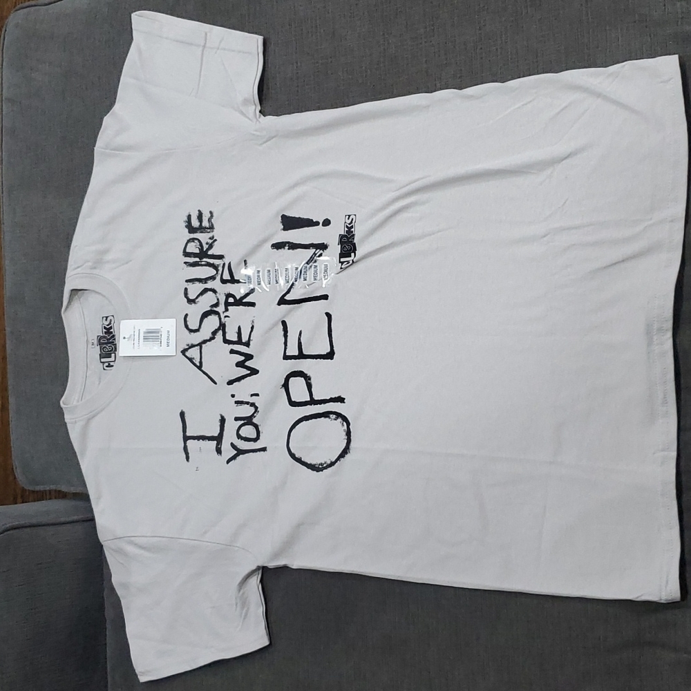 💥50% sale💥NWT Clerks "I assure you, we're open!" tee #b578M